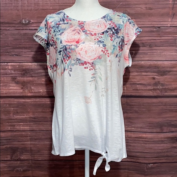 Time and Tru Tops - 💥5/$25💥Time & Tru Floral Print Top